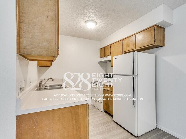 Building Photo - AVAILABLE NOW! 2 bed/1 bath Apartment at W...