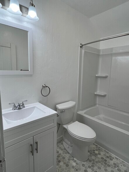 Building Photo - 1210 S 17th St