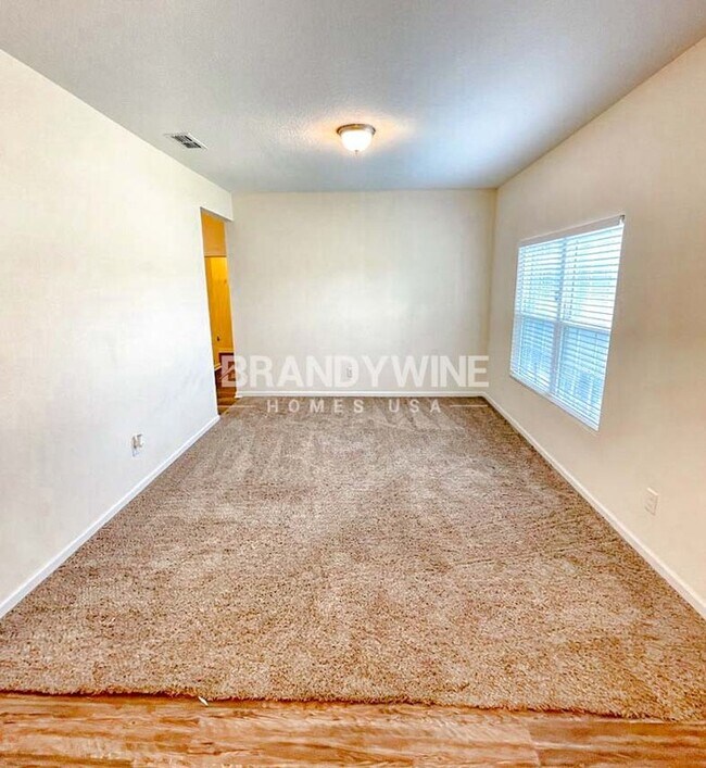 Building Photo - Apply today, you don't want to miss this o...