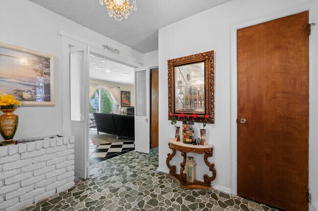 Building Photo - 27 Squire Ct