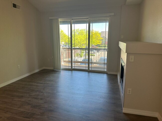 Building Photo - Updated upper floor condo with great south...
