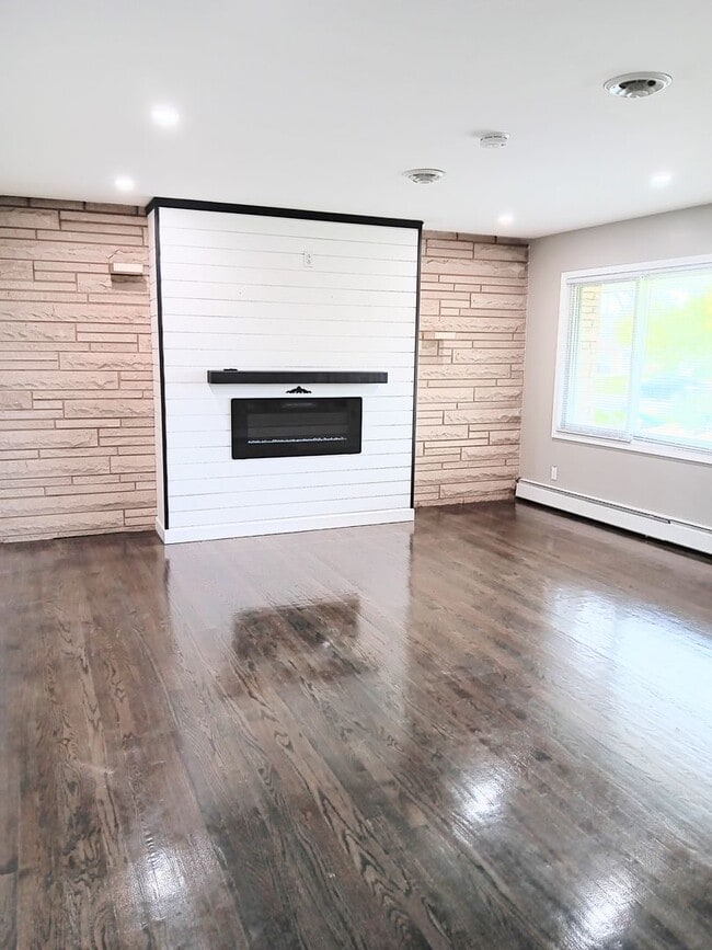 Primary Photo - Beautifully Renovated, Modern 3 bedroom 2....