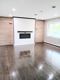 Building Photo - Beautifully Renovated, Modern 3 bedroom 2....