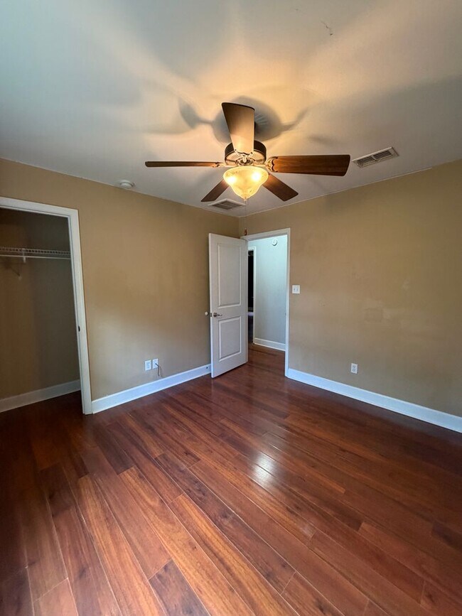 Building Photo - 3/2 home located just off N. Meridian and Available NOW.