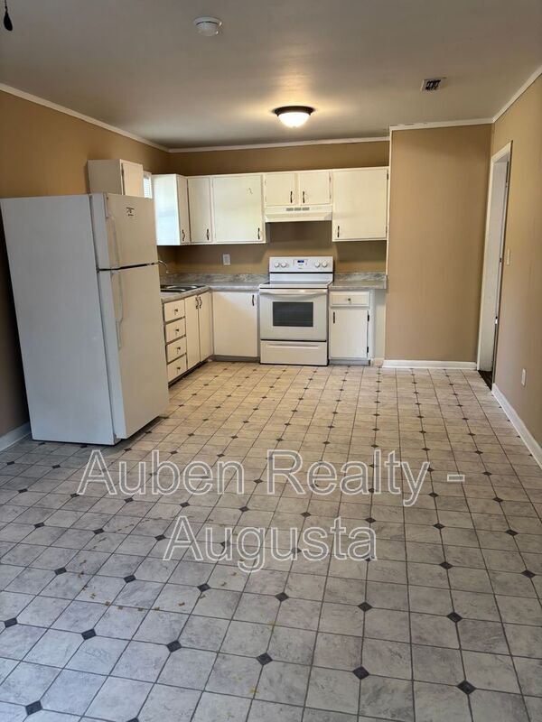 Building Photo - 2516 Kensington Dr E