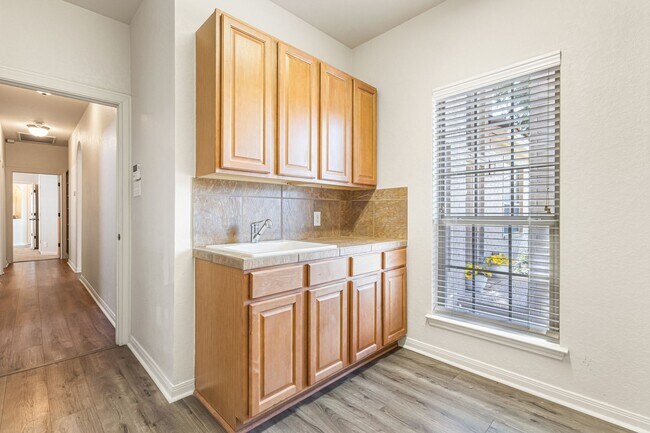 Building Photo - Corner Lot Beauty in Stone Oak Area