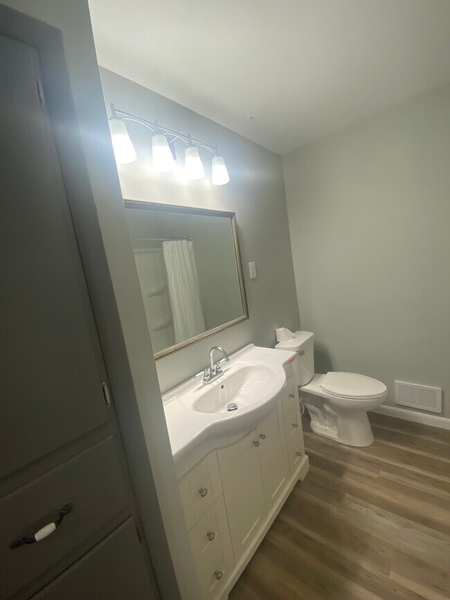 Building Photo - 919 George Madison Dr