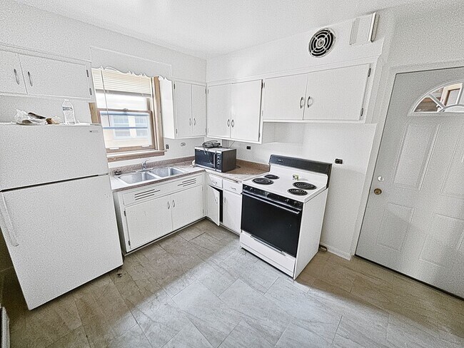 Building Photo - Mid-Century Modern 2-Bed/1.5 Bath with Exposed Brick