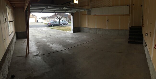 Building Photo - Spacious Home w 2 attached 2 car garage