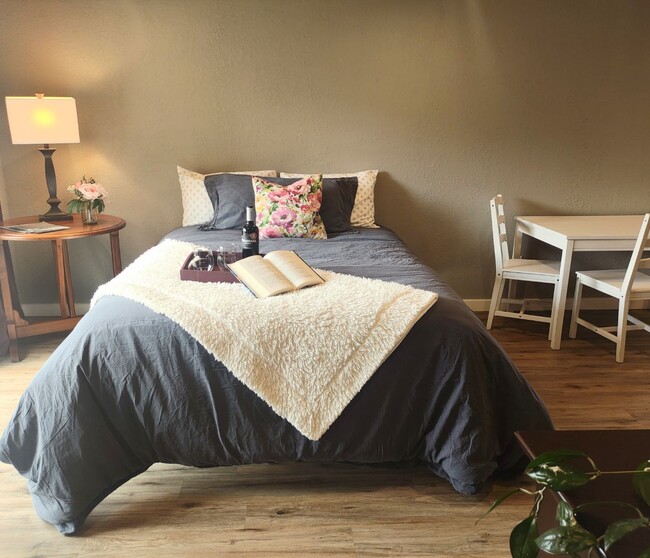 Queen bed w/multi-zine mattress topper - 4079 Stevensville River Rd