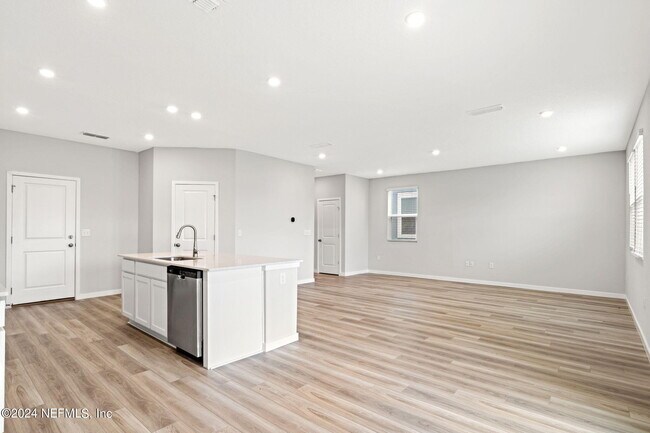 Building Photo - 14710 Cashew Ave