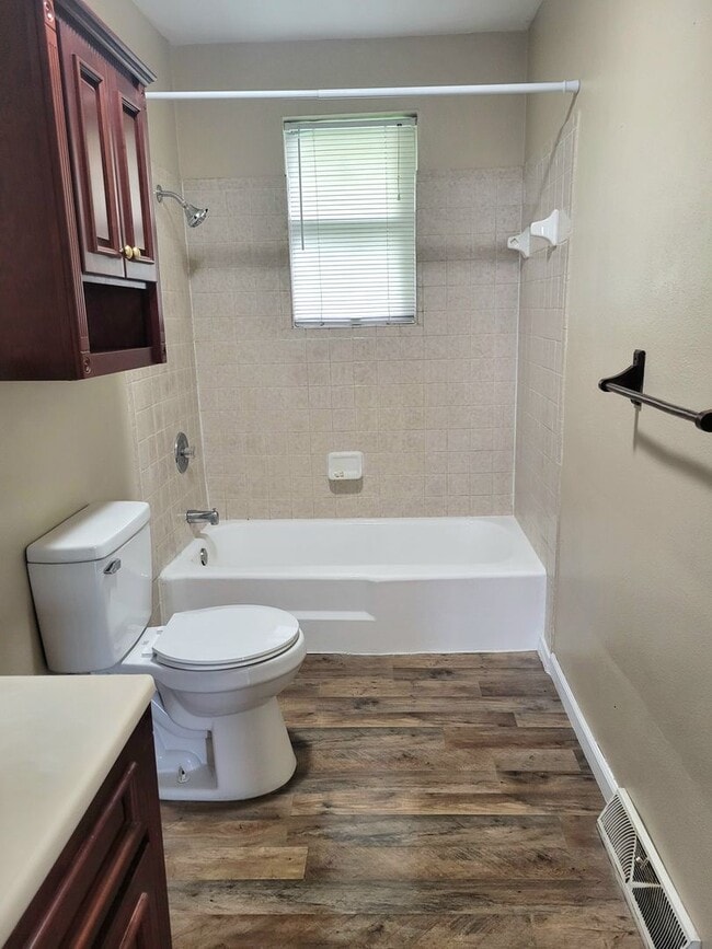 Building Photo - Updated Throughout and Move in ready!!!