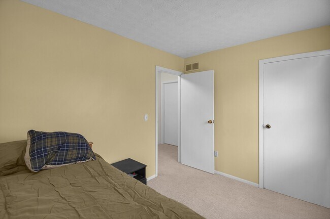 Building Photo - 6590 Bennell Dr