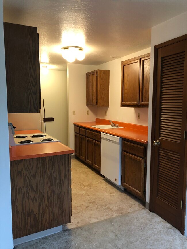 Kitchen - 5902-5920 SE Milwaukie Ave