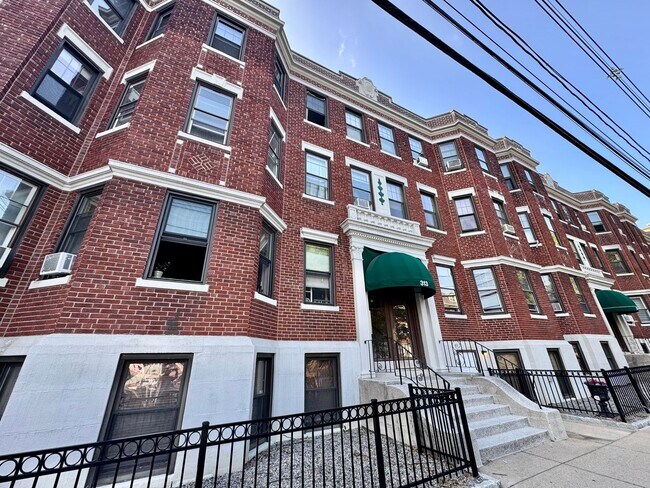 Building Photo - 2Br/1Bth Great location, Brookline line, Laundry in building! Parking available! Walk to Green Line