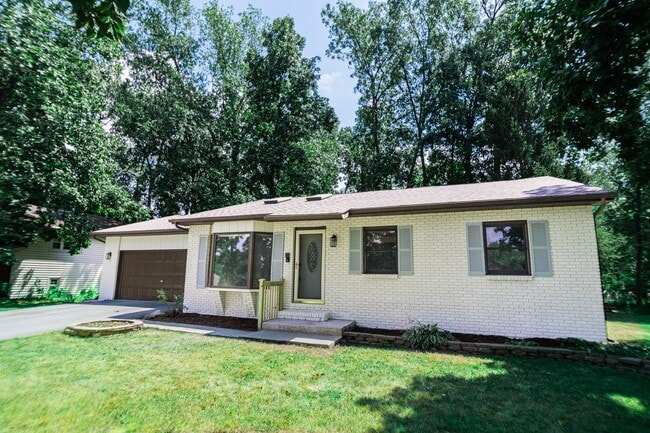Building Photo - 3 bed 2 bath Home in Lakes of the Four Sea...