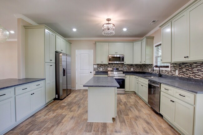 Building Photo - 135 Riverbend Dr
