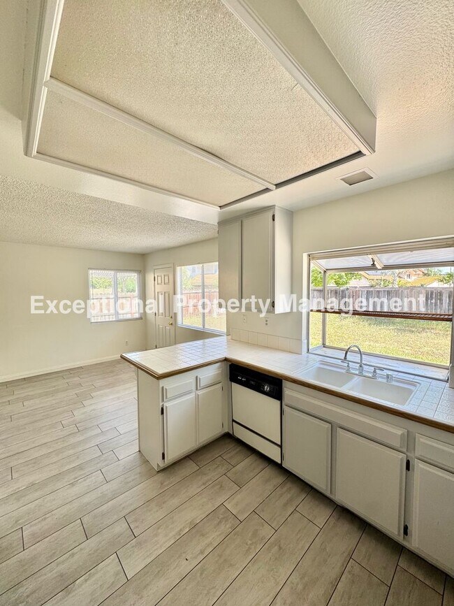 Building Photo - Ready to move in 3 bed 3 bath home!