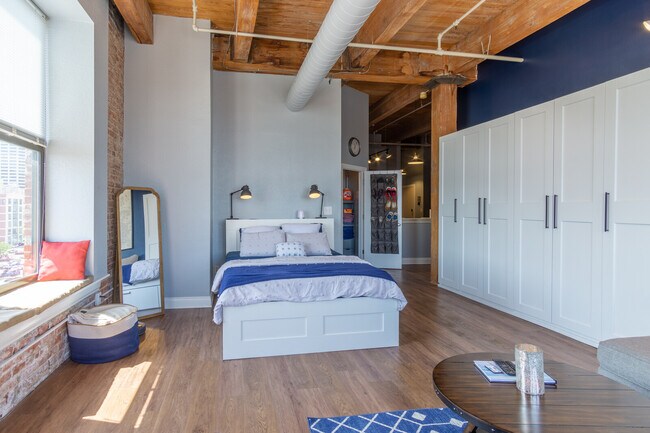 Building Photo - 308 W 8th St