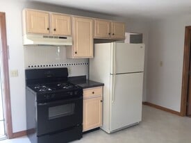 Building Photo - 10 Lillian Rd