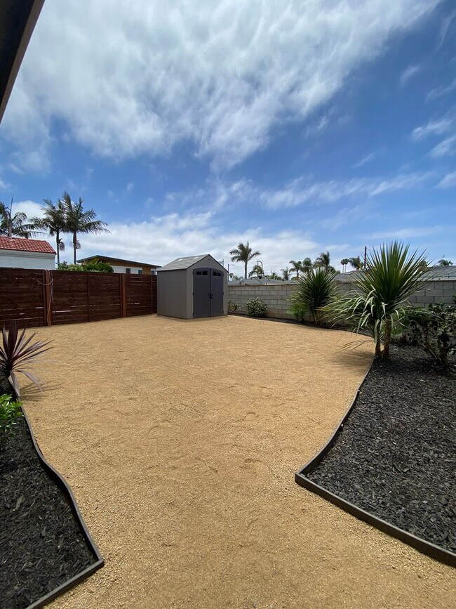 Building Photo - Renovated Beach house just a few blocks fr...