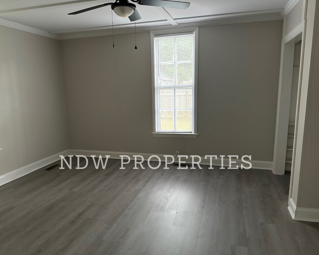 Building Photo - 1013 W Oak St