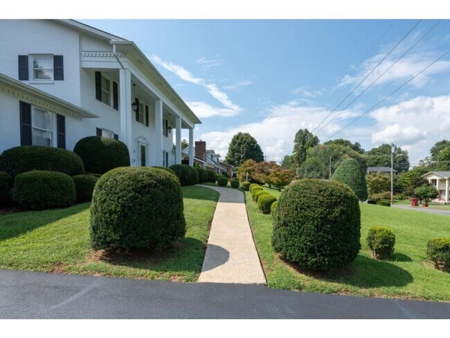 Building Photo - Grand 4-Bedroom/2.5-Bath home in Johnson City, TN in great neighborhood, $2995 monthly