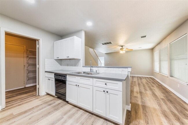 Building Photo - 1112 Doras Dr