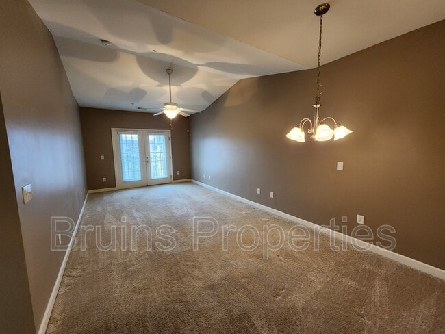 Building Photo - 7104 W Friendly Ave