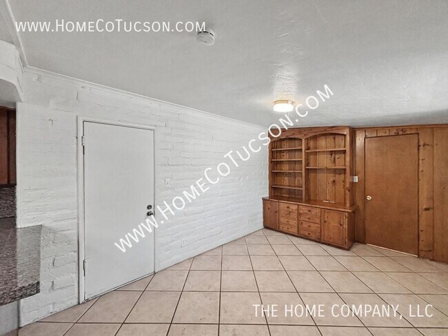 Building Photo - 800 N Alamo Ave