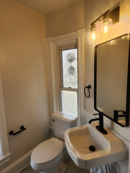 Building Photo - 145 N Main St