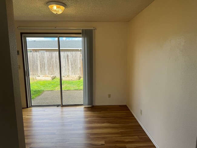 Building Photo - Great single level 2 bed/1 bath duplex in ...