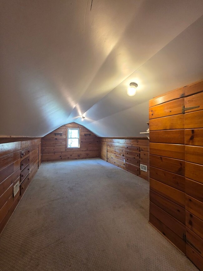 Building Photo - Spacious Three Bedroom!