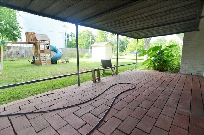 Building Photo - 536 Castlelake Dr