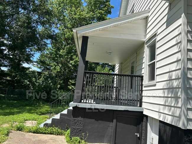 Building Photo - 1749 N Milton Ave