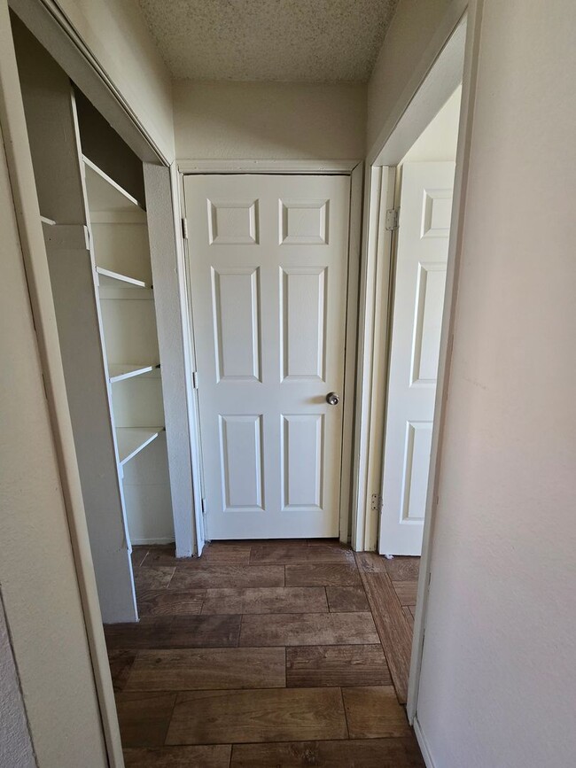 Building Photo - A nice & cozy 1-bedroom, 1-bathroom upstairs condo