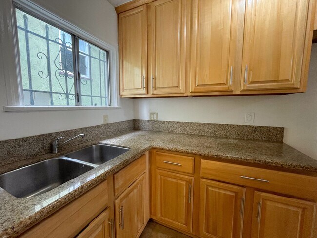 Interior Photo - 1450 W 39th St