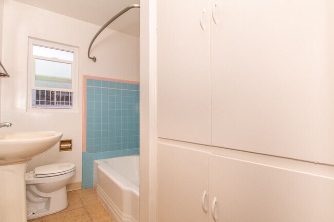 Building Photo - Charming 1 Bedroom / 1 Bath Apartment in Kensington Neighborhood w/ Garage - VACANT FOR VIEWING!