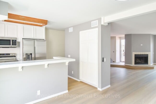 Building Photo - Renovated 2 Bedroom, 2.5 Bath Townhome