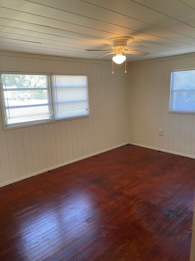 Building Photo - 2 bedroom 1 bath not too far from downtown...
