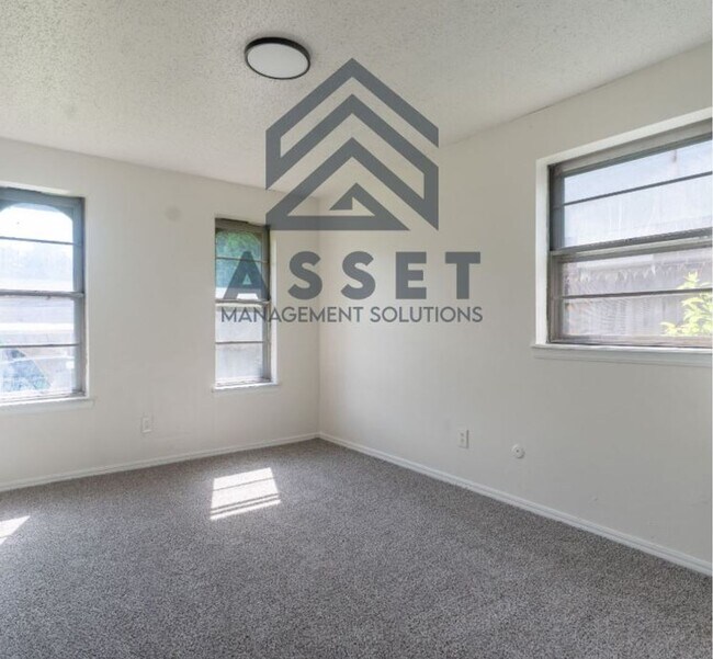 Building Photo - Cute 5 Bedroom House!