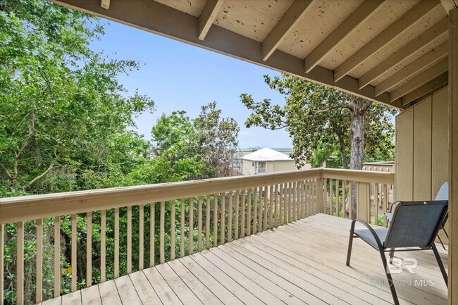 Building Photo - 2024 Sea Cliff Dr N