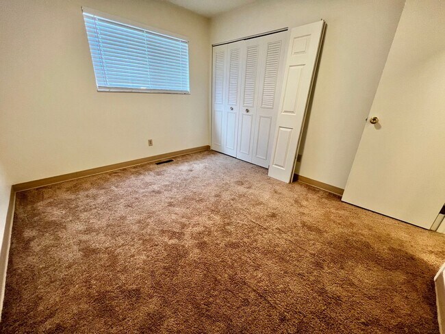 Building Photo - 3 bed, 1 bath Duplex in West Fort Collins