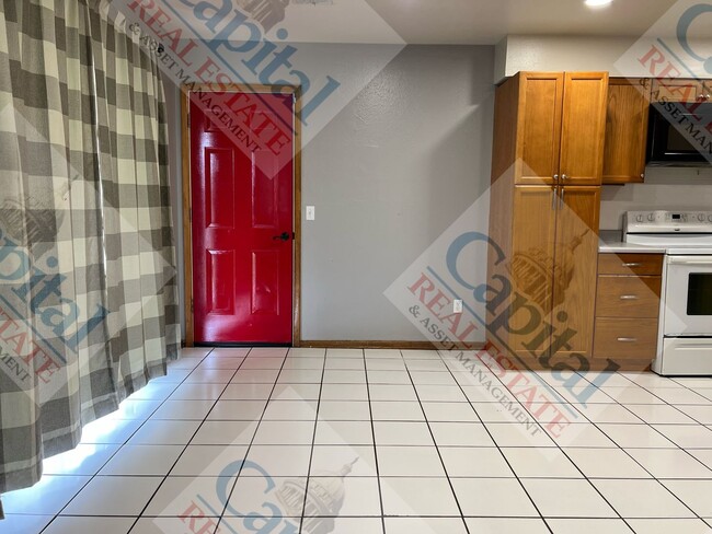Building Photo - Charming 3 Bedroom