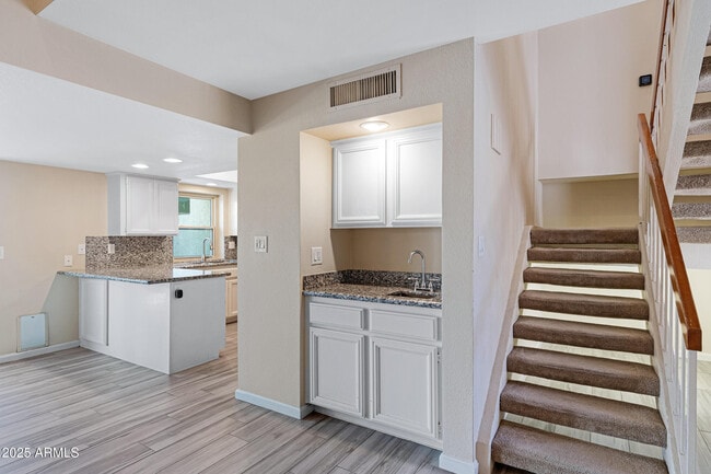 Building Photo - 6503 N 10th Pl