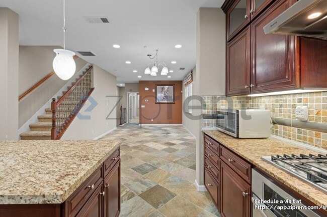 Building Photo - 137 Burbank St