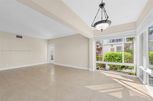 Building Photo - 425 Bayshore Dr
