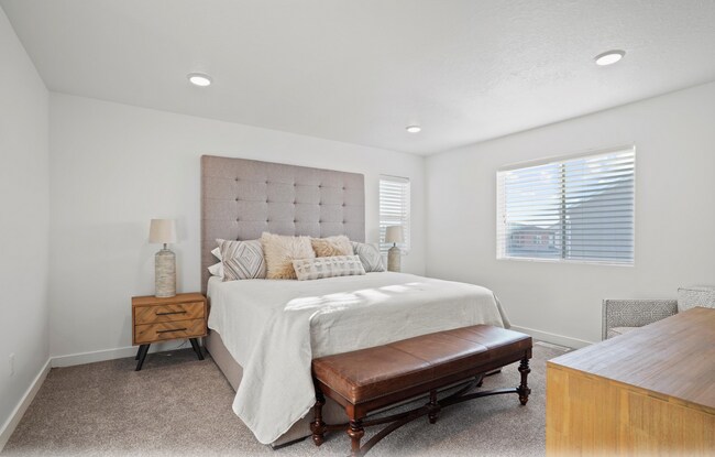 Building Photo - Cute 4-Bedroom Home in Vineyard!