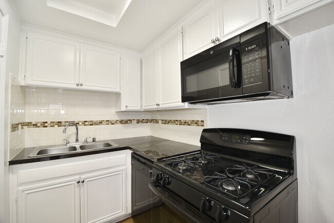 Building Photo - 5328 Riverton Ave