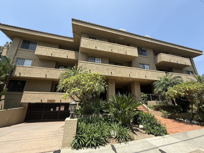 Building Photo - 221 S Oak Knoll Ave